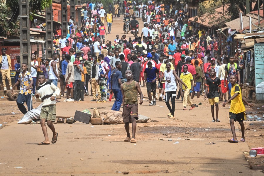 Manifestantes atiram pedras e bloqueiam estradas depois que o grupo de oposição convocou protestos contra a Junta governante em Conacri, capital da República da Guiné — Foto: CELLOU BINANI / AFP