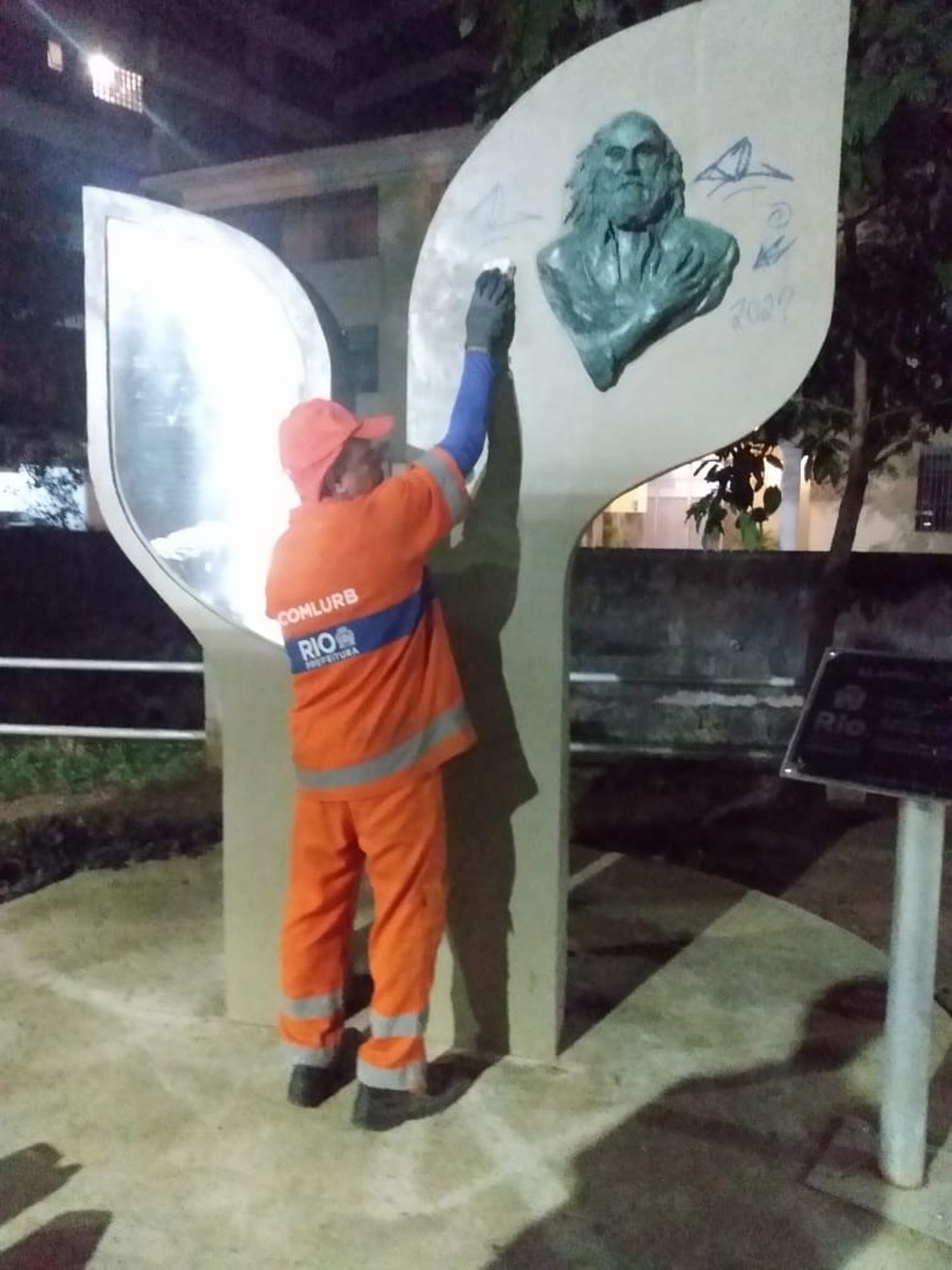 Equipes da Comlurb removeram as pichações na estátua de Aldir Blanc neste domingo (21) — Foto: Divulgação