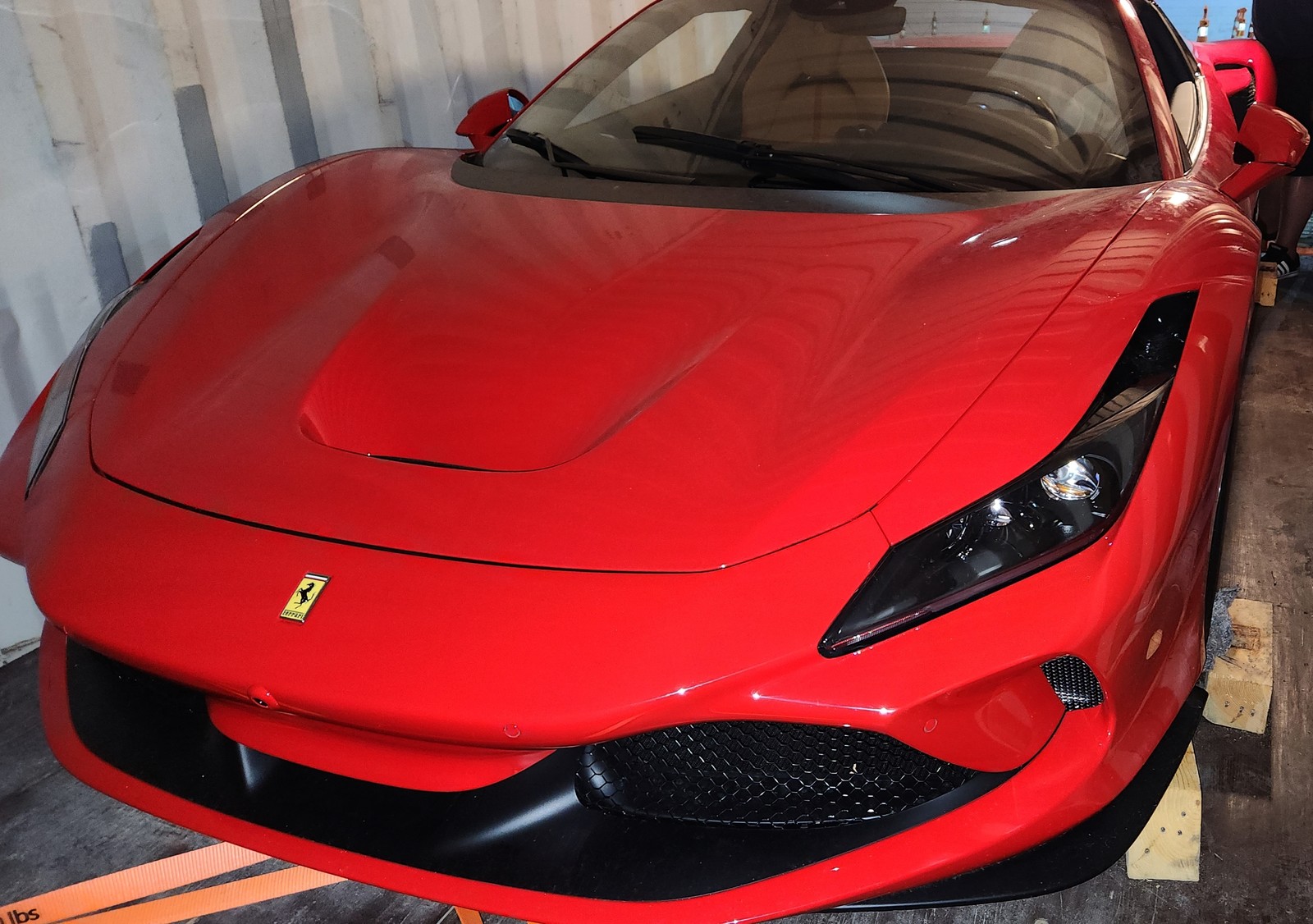 Ferrari apreendida no Porto do Rio pode custar até R$ 4,5 milhões e será levada para depósito da Receita — Foto: Lucas Tavares / Agência O Globo