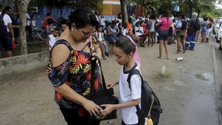 Primeiro turno. Roberta Renê e a filha, Alice Evangelista do Nascimento, na porta da Escola Japão, onde ela estuda