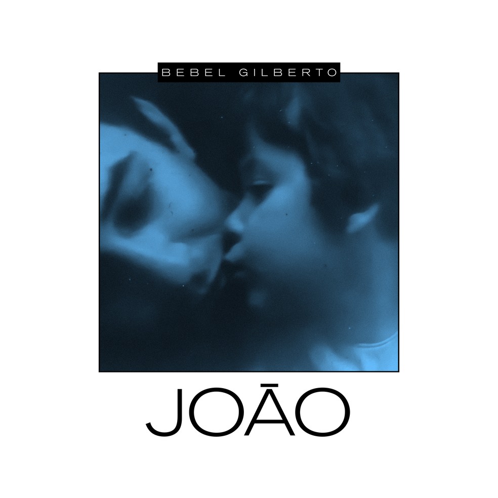 A capa de 'João' traz um beijo de Bebel na bochecha do pai, registro feito pela mãe da cantora, Miúcha — Foto: Reprodução