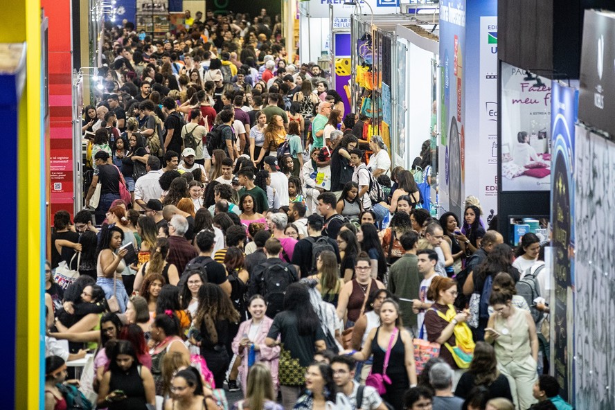 Bienal do Livro lotada neste sábado, 2a