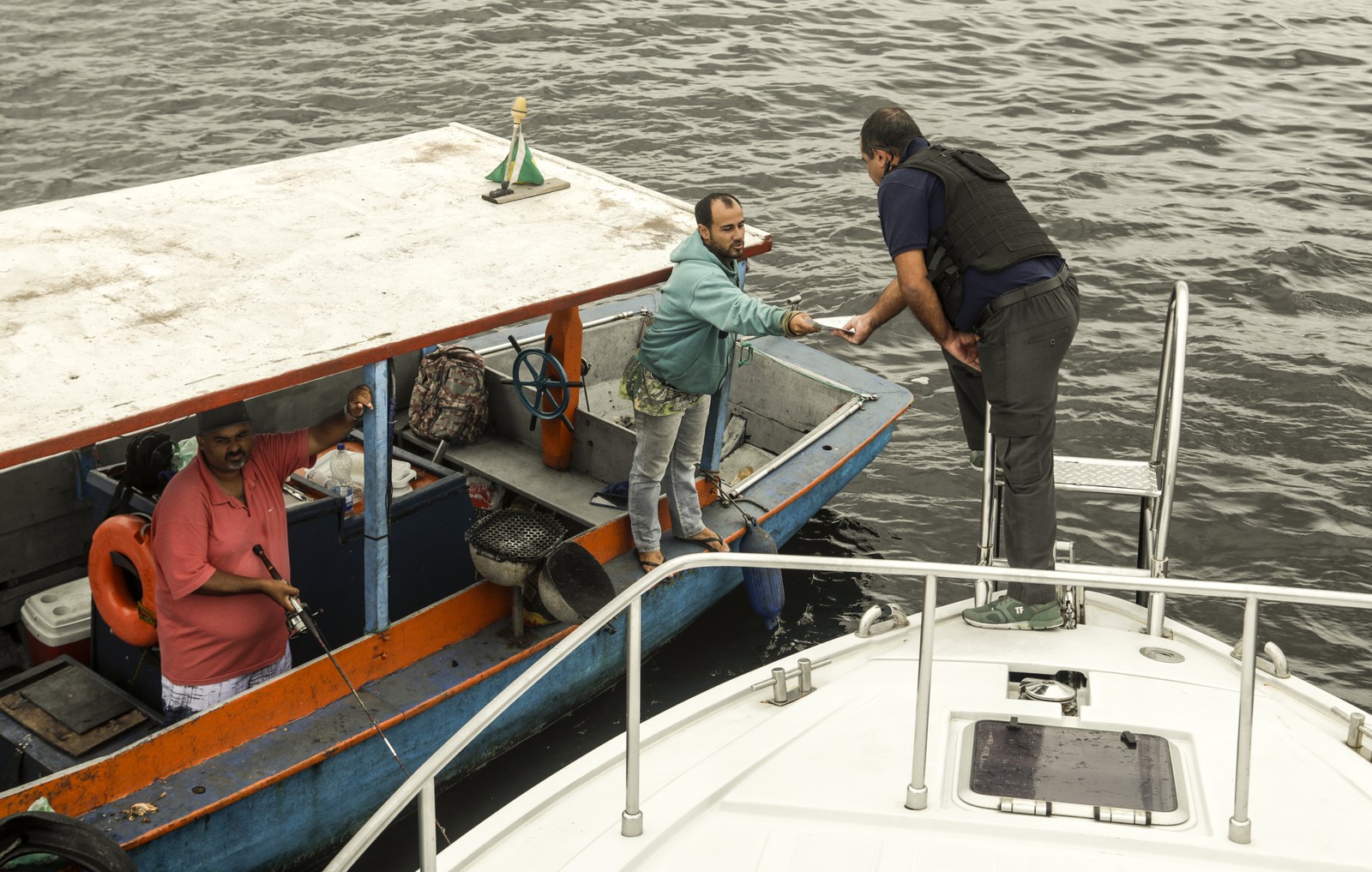 Embarcação sendo abordada por Receita Federal — Foto: Gabriel de Paiva/Agência O Globo