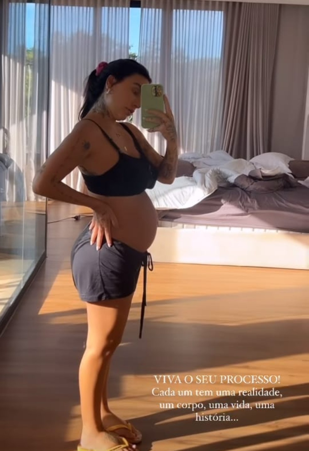 Influenciadora Clara Maia mostrou a barriga sete dias após nascimento dos filhos gêmeos — Foto: Reprodução Instagram