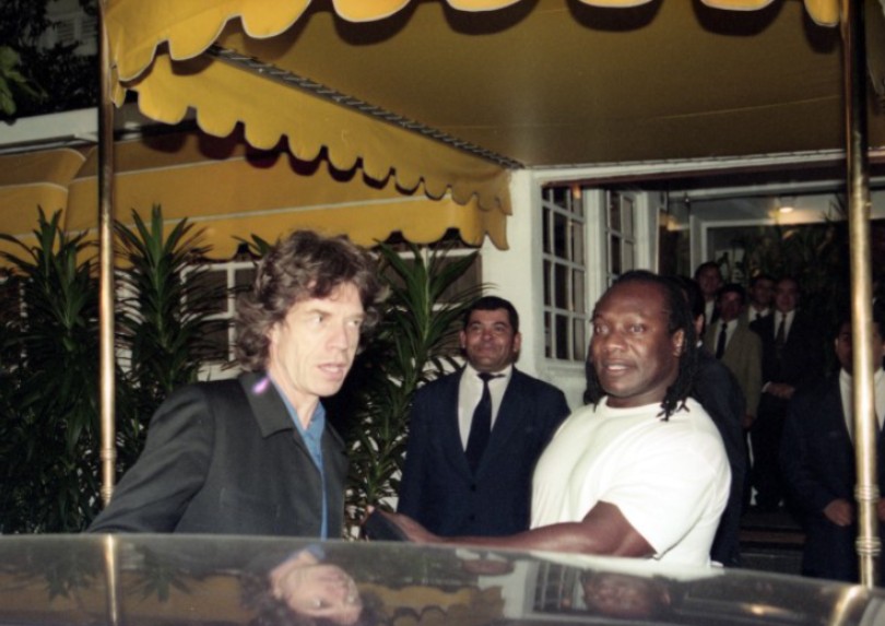 Mick Jagger deixa o restaurante Antiquarius, no Leblon, em 1998 — Foto: Arthur Max/Agência O GLOBO