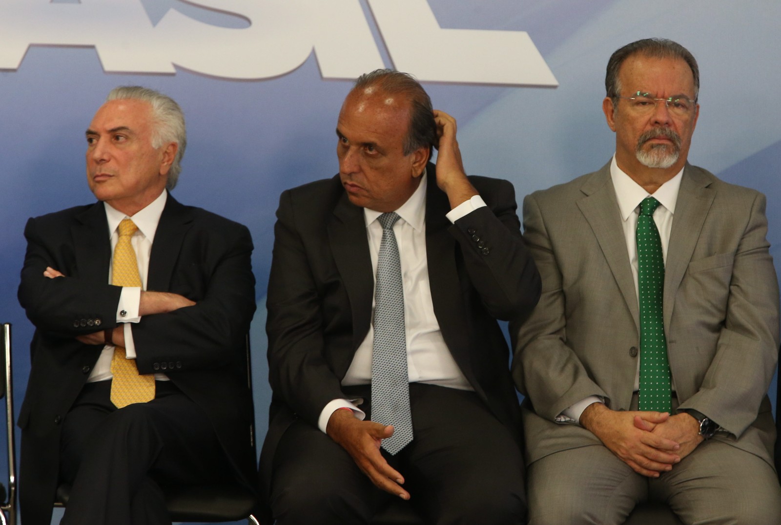 O ex-presidente Michel Temer, ex-governador do Rio, Luiz Fernando Pezão, o ex-ministro da Defesa, Raul Jungmann, durante cerimônia de assinatura do Decreto de Intervenção Federal na Segurança Pública do Rio — Foto: Givaldo Barbosa/Agência O Globo