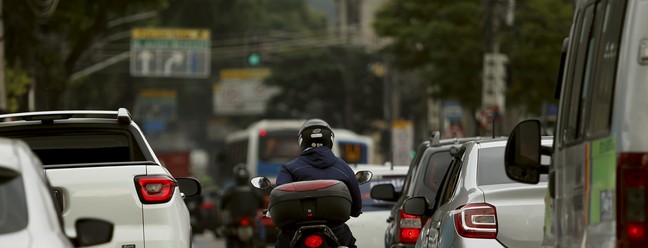 Motociclistas usam corredor entre duas faixas para trafegar na Avenida Salvador de Sá,  no Estácio — Foto: Fabiano Rocha / Agência O Globo