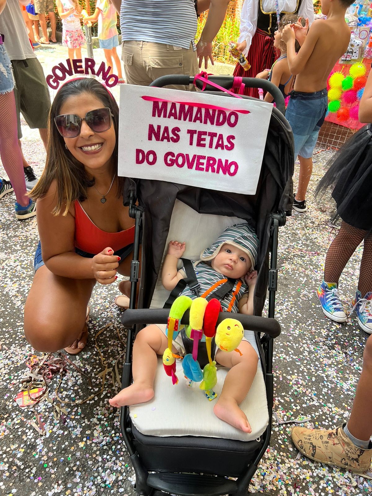 A enfermeira Jaqueline Luquini, 31, aproveitou o filho Francisco, 7 meses, para fazer crítica bem humorada — Foto: Danee Eldoch