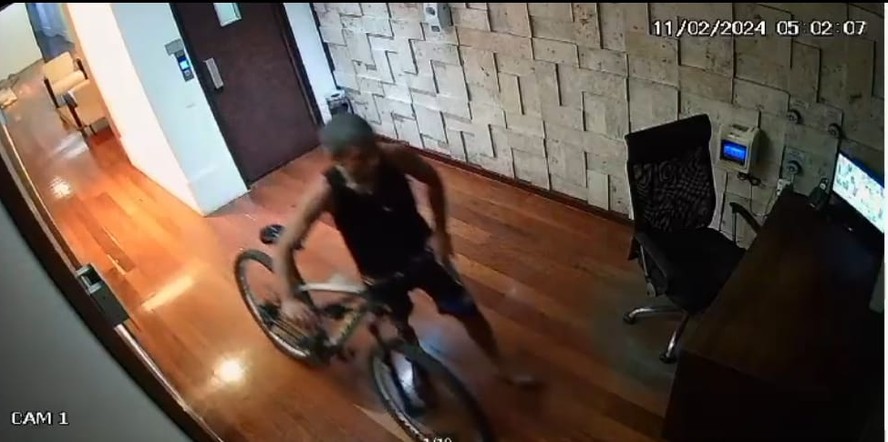 Câmeras flagram homem invadindo e furtando bicicleta avaliada em R$ 6 mil de um prédio na Rua Barão da Torre, em ipanema