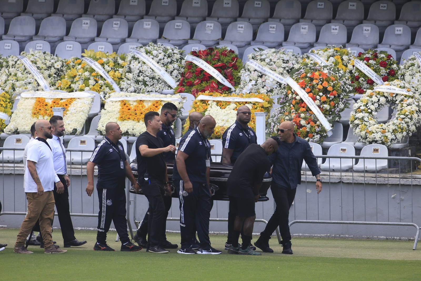 Caixão de Pelé sendo carregado na Vila Belmiro. — Foto: Edilson Dantas / O Globo