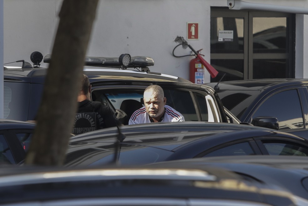 Maxwell Simões Correa, o Suel, chega à  Superintendência da PF no Rio após ser preso — Foto: Gabriel de Paiva / Agência O Globo