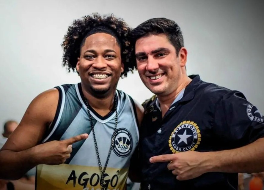 Marcelo Adnet e Laion Jorge, representante da bateria, com roupas da Botafogo Samba Clube.