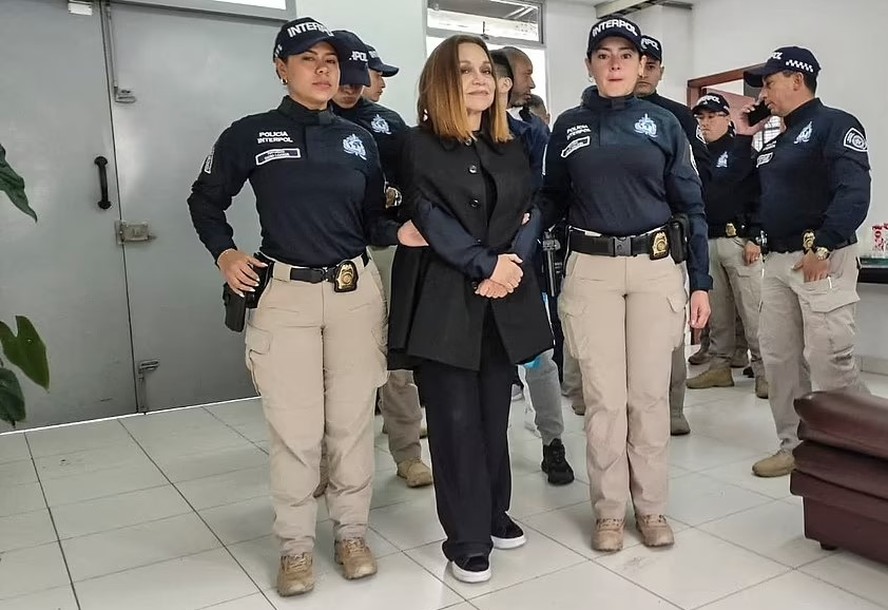 Nancy Gonzalez escoltada por agentes da Interpol