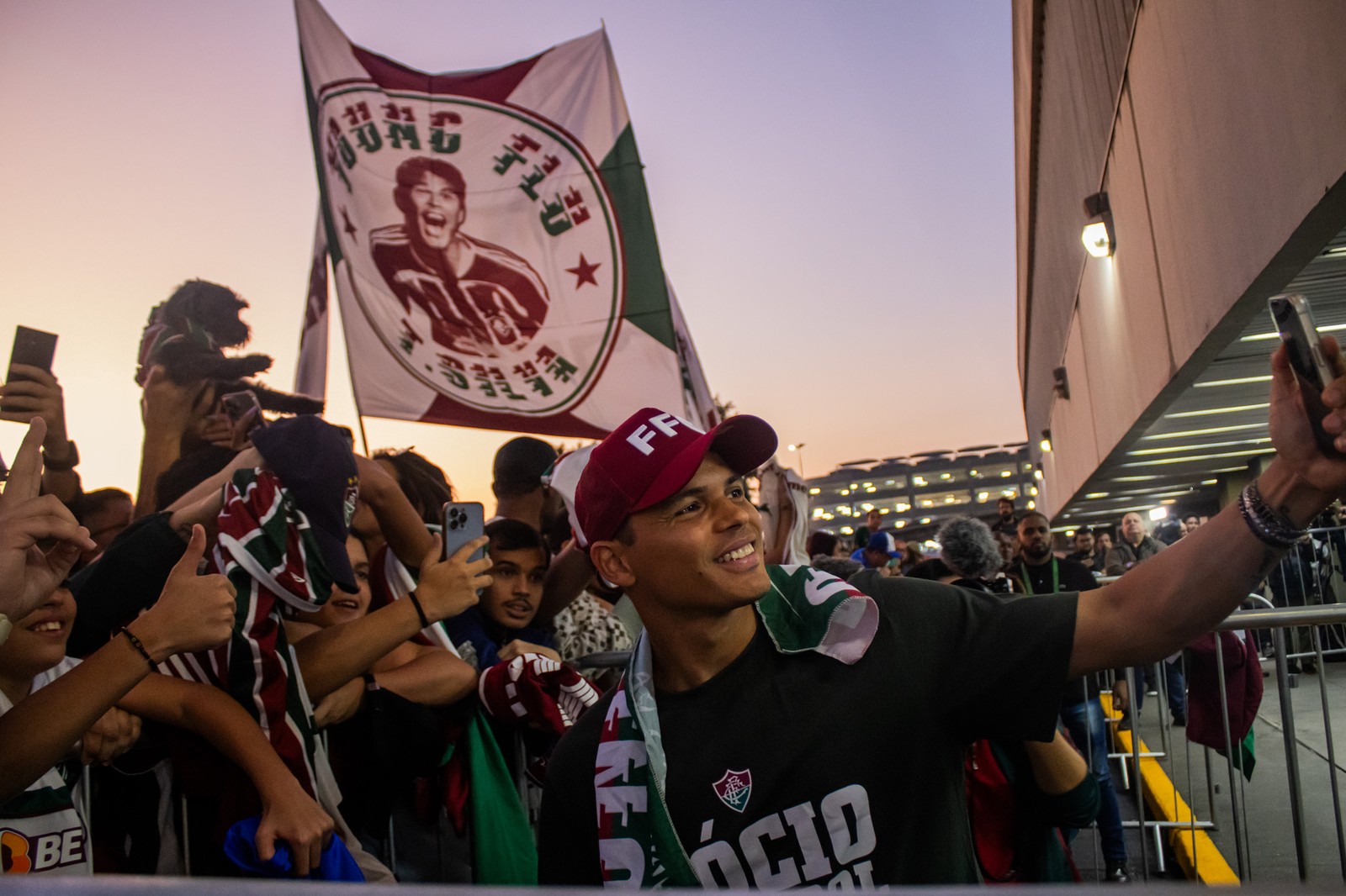 Torcida celebrou do lado de fora do Aeroporto do Galeão a chegada do Zagueiro Thiago Silva no Rio de Janeiro — Foto: MARCELO GONÇALVES / FLUMINENSE F.C