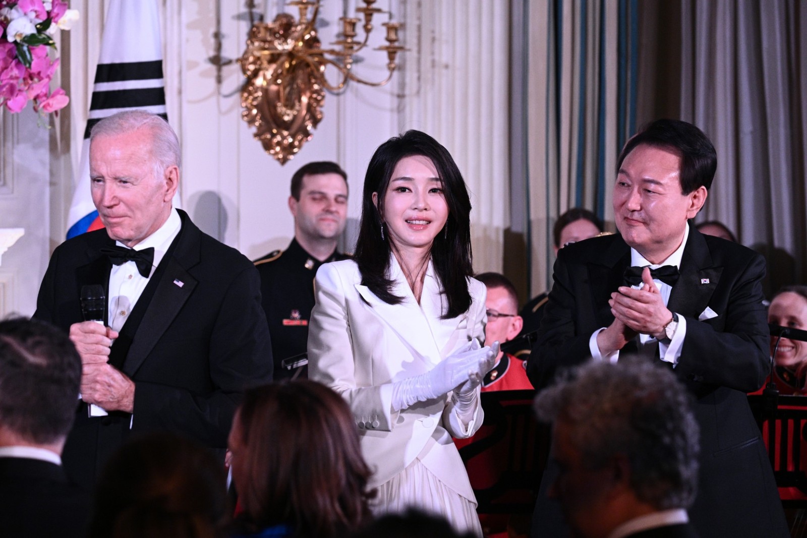 Joe Biden fala ao lado do presidente sul-coreano Yoon Suk Yeol e sua esposa Kim Keon Hee  — Foto: Brendan Smialowski/AFP