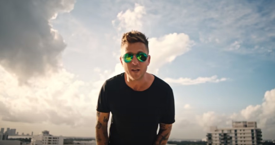 Ryan Tedder, do OneRepublic, no clipe de 'Fire'