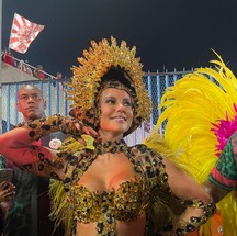 A atriz realizou o quarto desfile consecutivo como rainha de bateria da Grande Rio — Foto: Julia Pinna