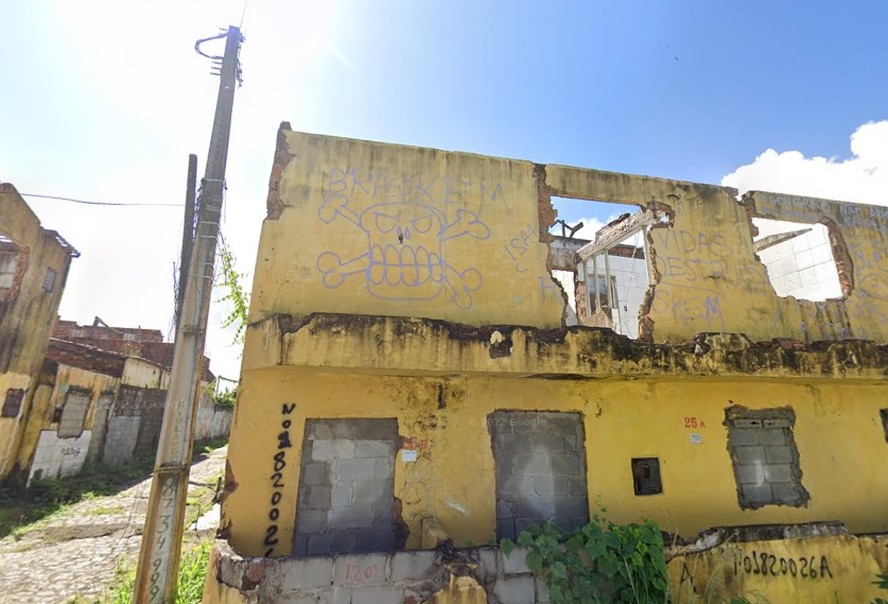 Muros pichados no bairro Mutange, em Maceió