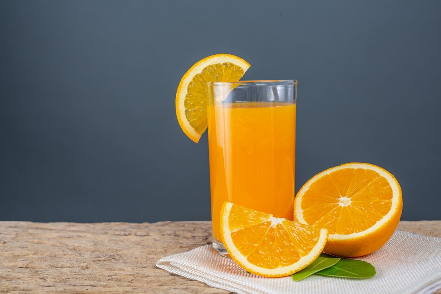 Suco de laranja dos EUA atinge preço recorde devido a tempestades e praga