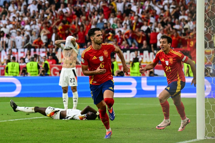 Merino comemora o gol que classificou a Espanha às semifinais da Eurocopa
