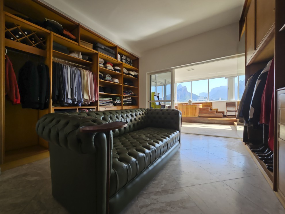 Com o conceito 'living', o closet aberto de uma das suítes tem um sofá chesterfield verde de cinco lugares — Foto: Leo Martins/Agência O Globo