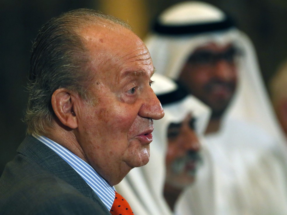 Então rei da Espanha, Juan Carlos cumprimenta autoridades dos Emirados Árabes Unidos em Abu Dhabi em em 14 de abril de 2014 — Foto: Karim Sahib / AFP