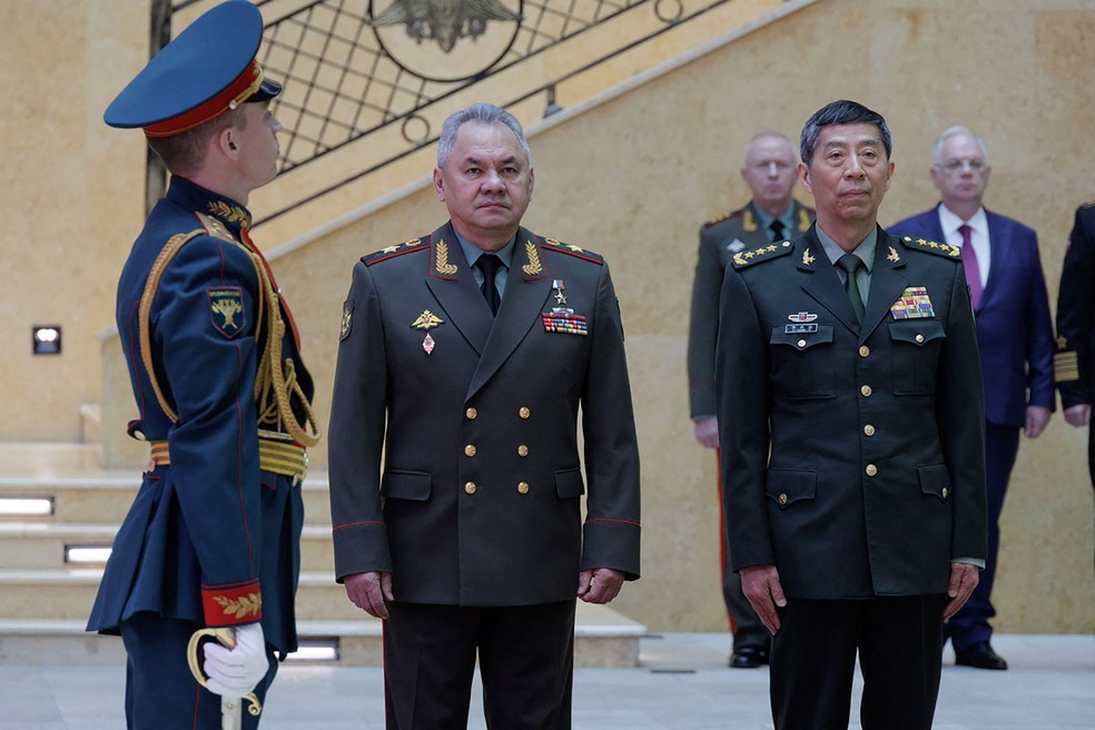 O general chinês Li Shangfu (direita), durante encontro em Moscou em abril de 2018 — Foto: AFP