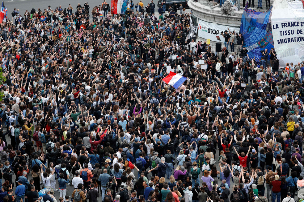 Multidão na Praça da República, em Paris, comemora os resultados da eleição legislativa na França — Foto: Geoffroy VAN DER HASSELT / AFP