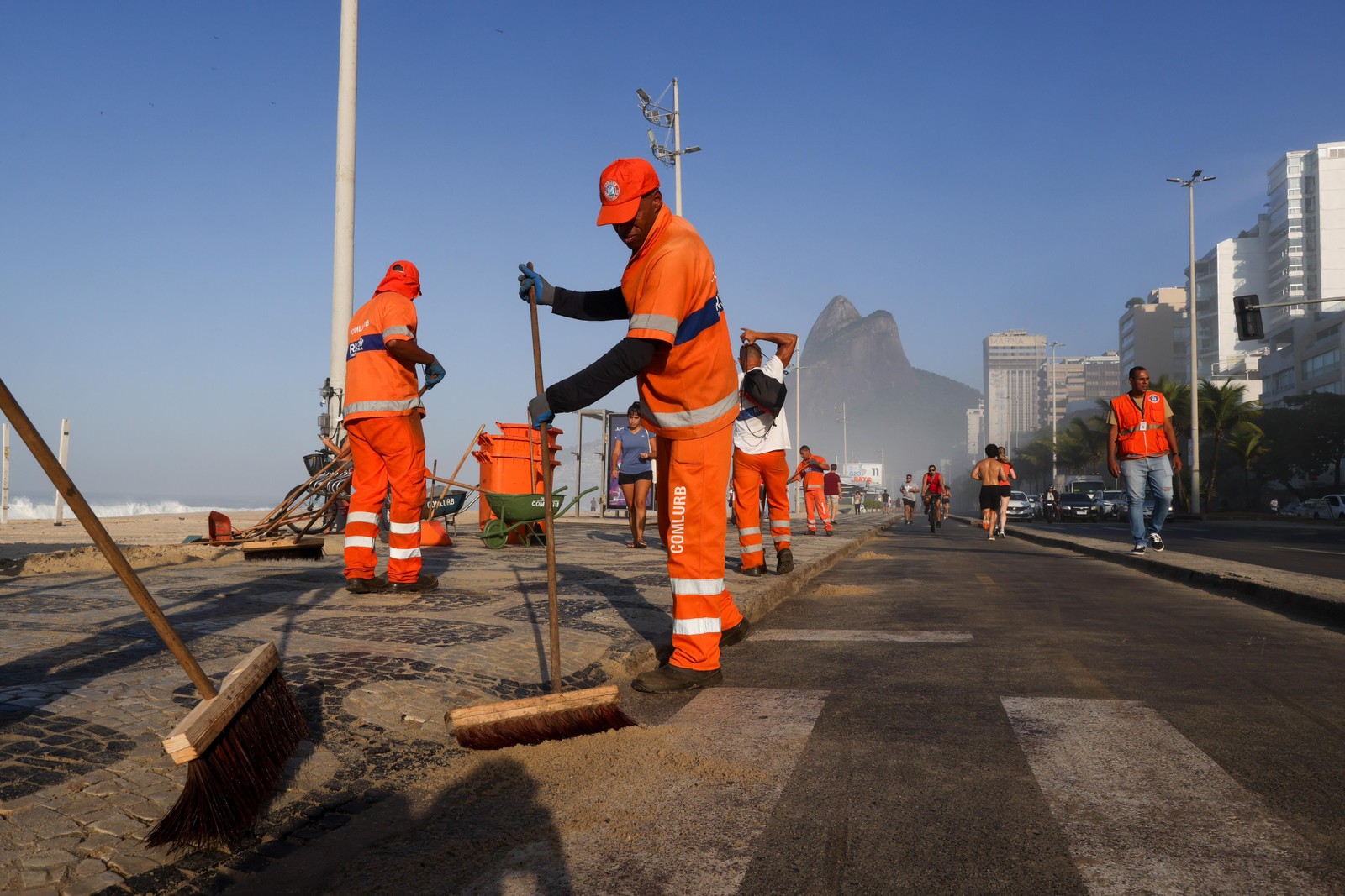 Ressaca na praia do Leblon — Foto: Márcia Foletto / Agência O Globo