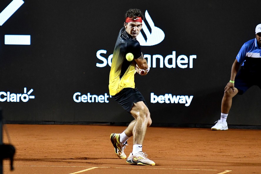 Thiago Wild em ação contra o britânico Cameron Norrie pelas quartas de final do Rio Open