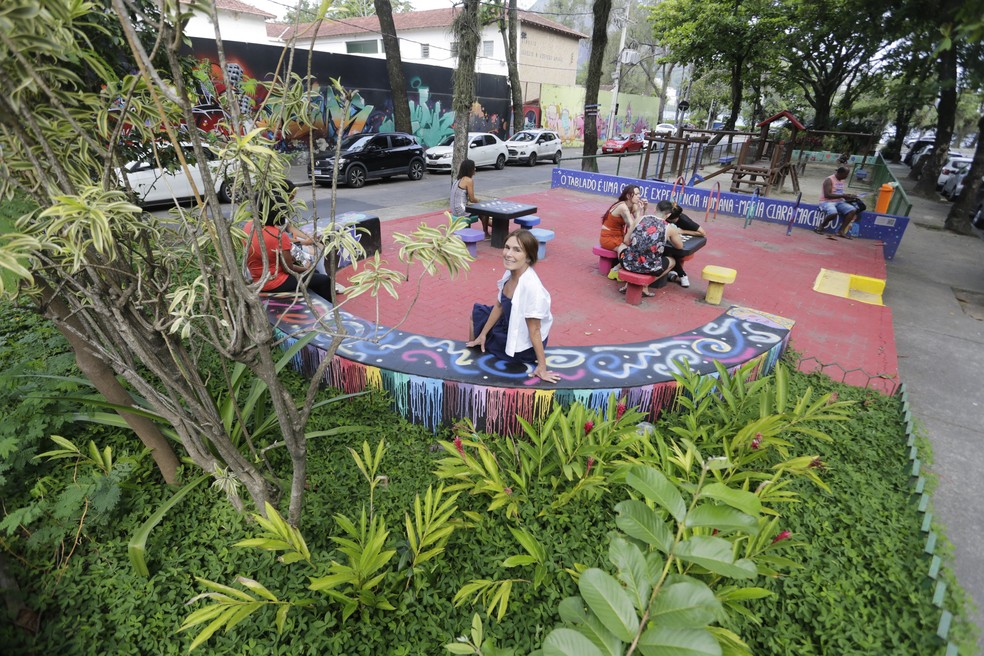 Cacá Mourthé, diretora artística do Teatro Tablado, na praça adotada pela companhia — Foto: Domingos Peixoto / Agência O Globo