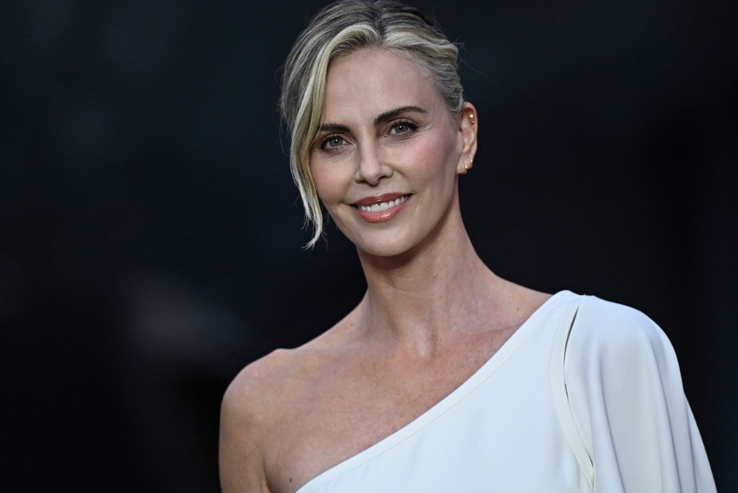 A atriz Charlize Theron na chegada para a festa da Louis Vuitton — Foto: Divulgação/AFP