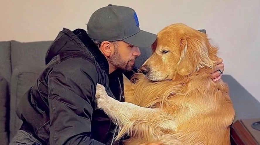 João Fantazzini e o golden retriever Joca, que morreu no voo