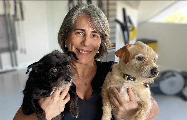 Gloria Pires posa ao lado de seus cachorros