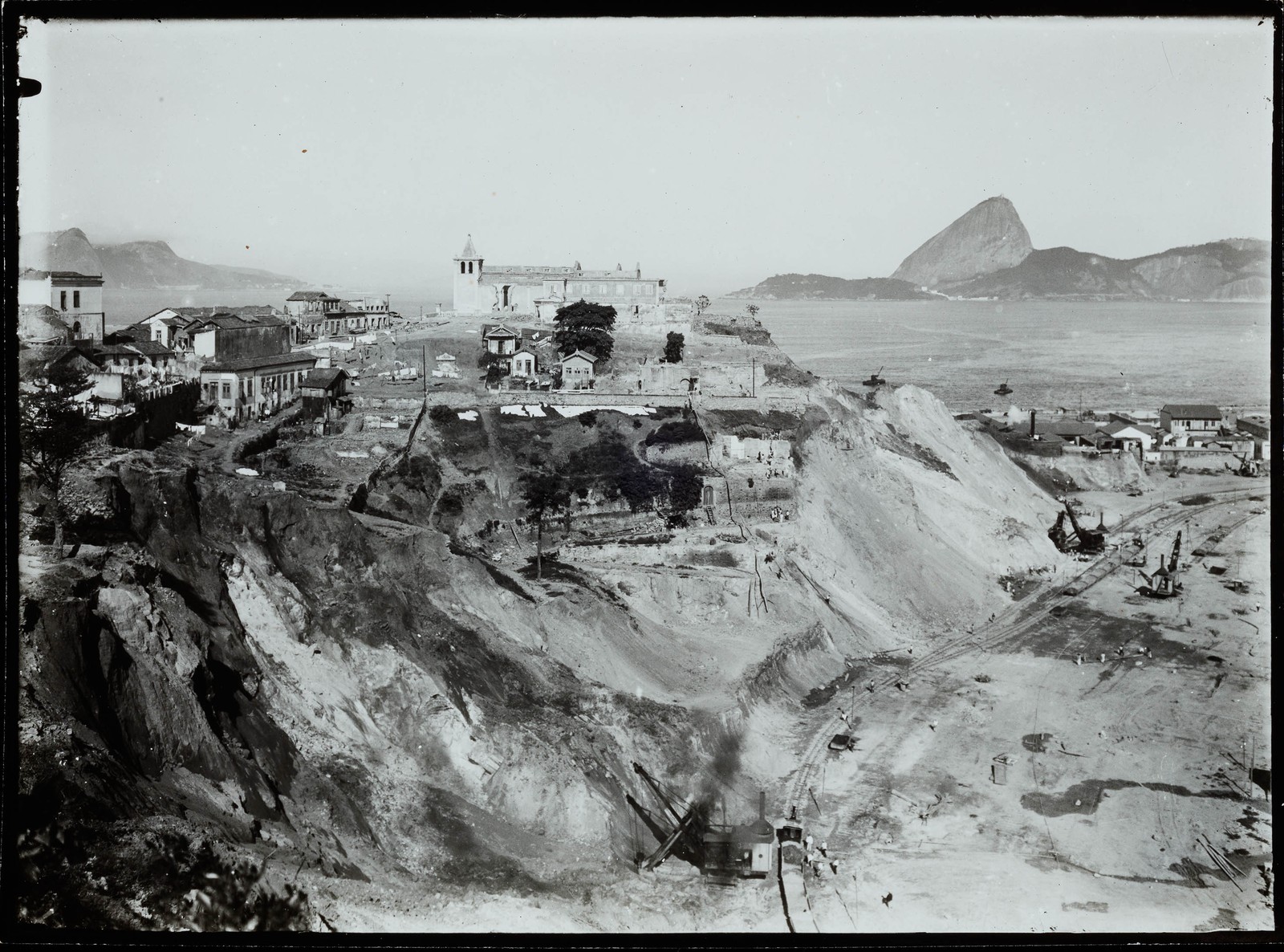 Fotografia do desmonte do Morro do Castelo, em 1922 — Foto: Arquivo Histórico do MHN