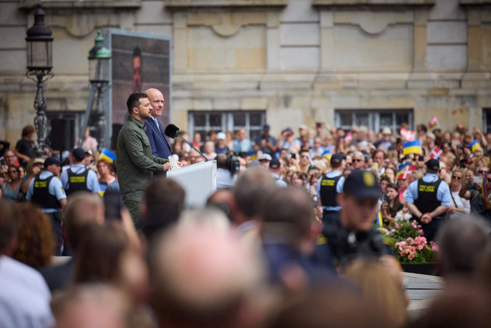 Volodymyr Zelensky cumprimenta a multidão em frente ao Parlamento dinamarquês em Copenhague, Dinamarca — Foto: Handout / UKRAINIAN PRESIDENTIAL PRESS SERVICE / AFP