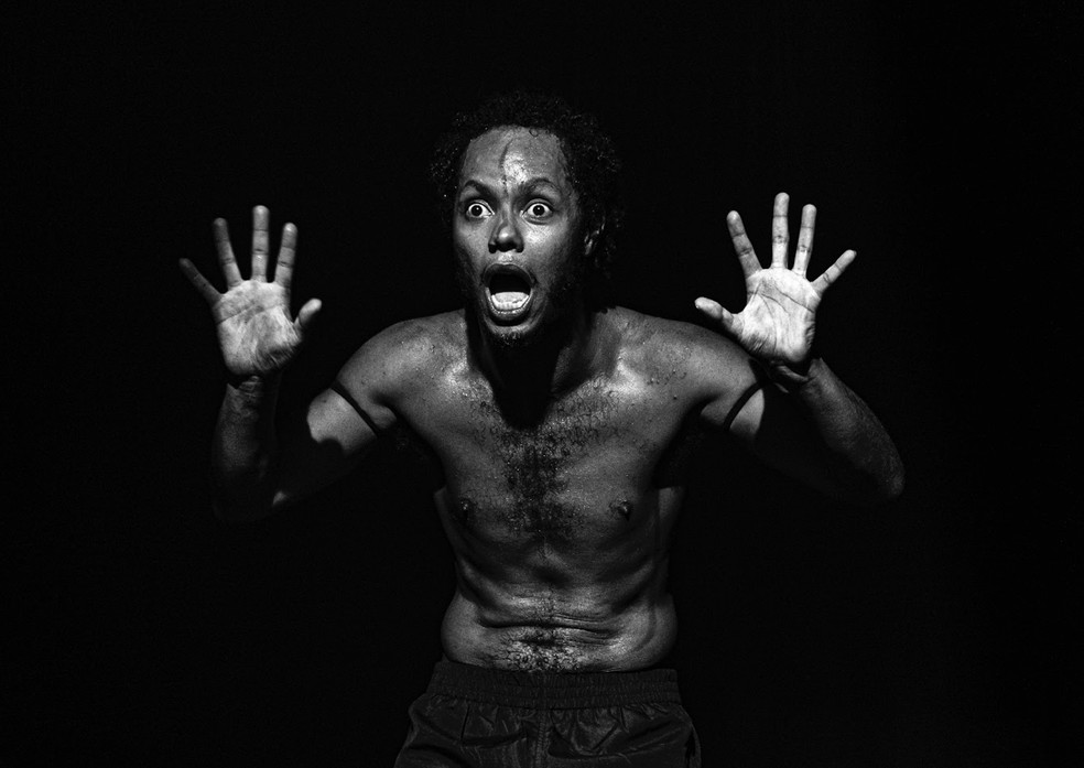 Clayton Nascimento em cena da peça 'Macacos': ator ganhou o Prêmio Shell de Teatro pelo trabalho — Foto: Divulgação