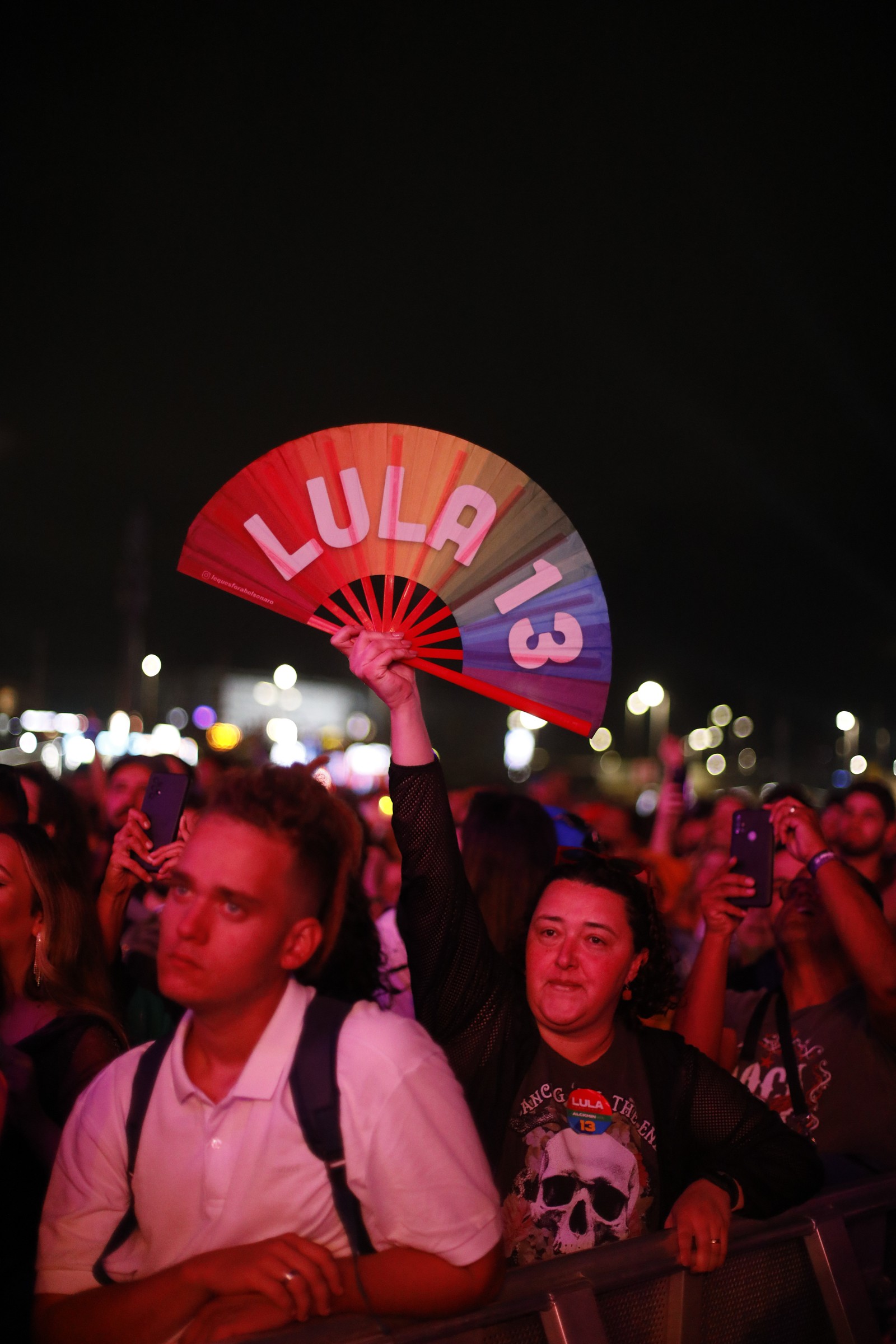 Fã exibe leque com propaganda política durante show do Criolo + Mayra Andrade no Palco Sunset — Foto: Brenno Carvalho/Agência O Globo