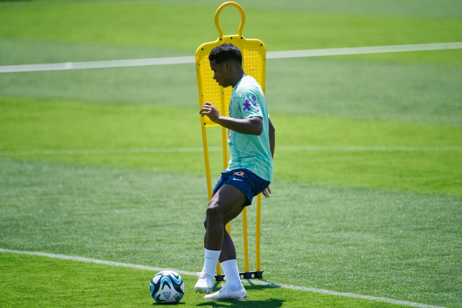 Endrick, convocado com 17 anos, treinando em Teresópolis — Foto: Daniel Ramalho/AFP