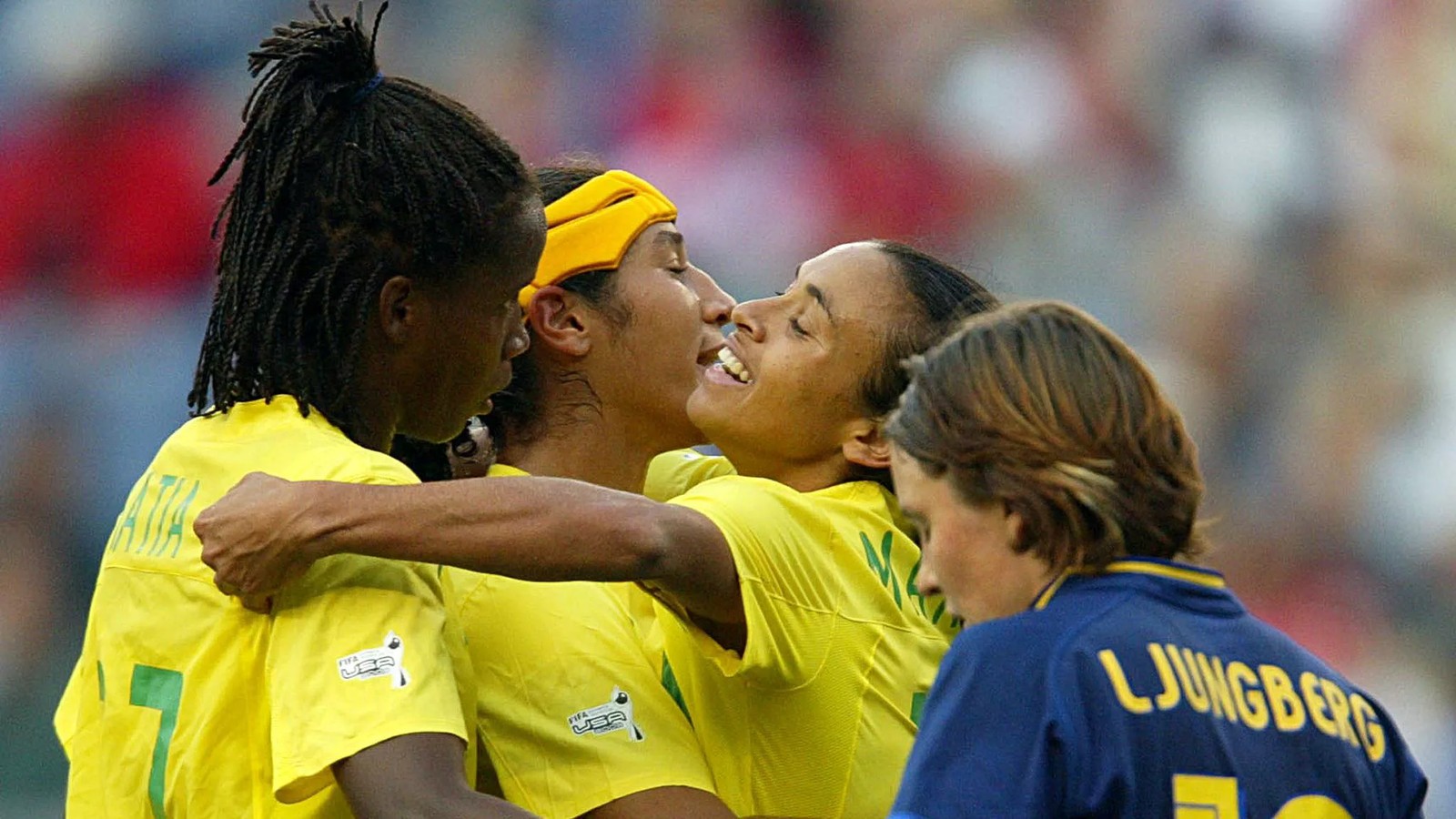 Marta comemora gol na última partida do Brasil em sua primeira Copa do Mundo, na edição de 2003, que aconteceu nos Estados Unidos. — Foto: Reprodução / FIFA