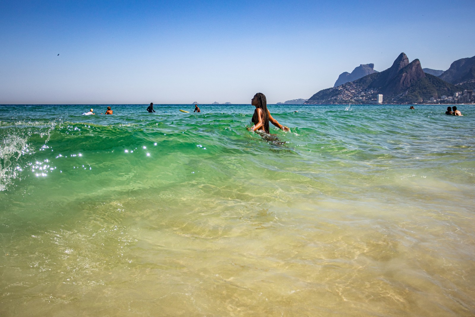 Água do mar nos tons de turquesa e esmeralda — Foto: Hermes de Paula / Agência O Globo