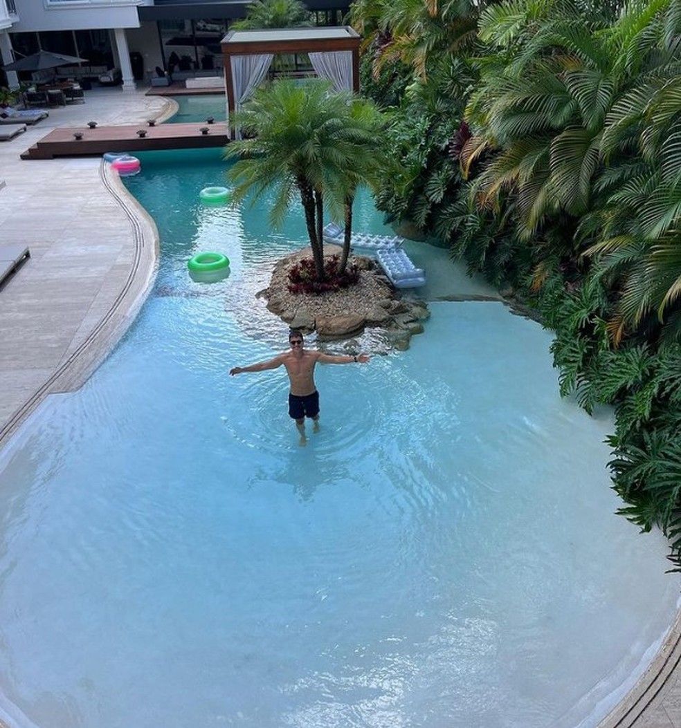 Rodrigo Faro posa na piscina de sua casa — Foto: Reprodução/Instagram