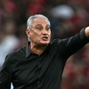 Tite gesticula com os jogadores do Flamengo na vitória por 3 a 0 contra o Millonarios pela Libertadores - MAURO PIMENTEL / AFP