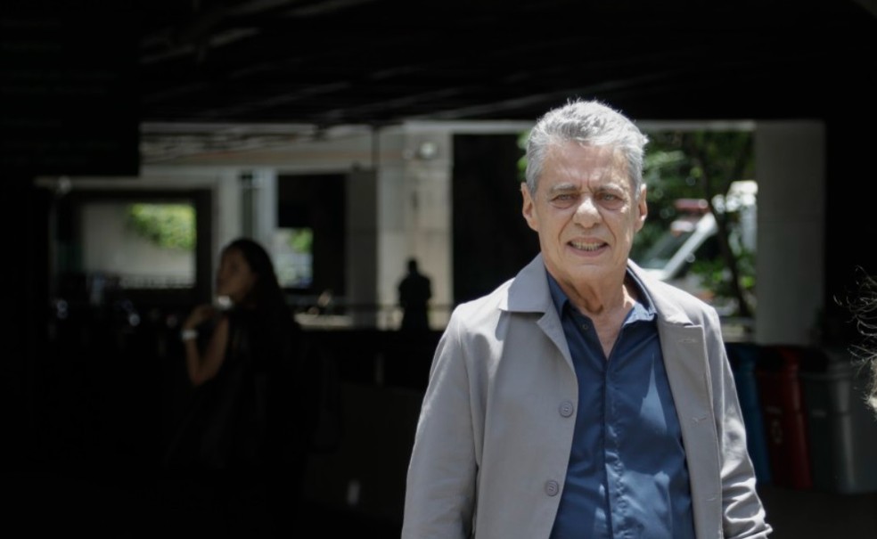 Chico Buarque assistiu à cerimônia de posse de Aloizio Mercadante no BNDES — Foto: Gabriel de Paiva/Agência O Globo