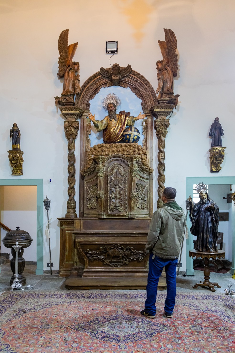 As três peças agrupadas: Pai eterno, par de anjos e o altar, todos em madeira. Vendas seriam em lotes separados — Foto: Edilson Dantas