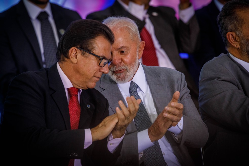 Presidente Lula e Ministro do Trabalho, Luiz Marinho na cerimônia de lançamento do projeto de lei que regula trabalho de motoristas por apps — Foto: Brenno Carvalho / Agência O Globo