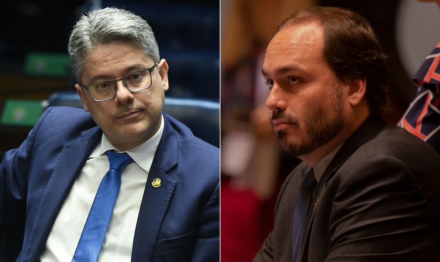 O senador Alessandro Vieira (MDB-SE), à esq., e o vereador do Rio de Janeiro Carlos Bolsonaro (PL-RJ), filho do ex-presidente Jair Bolsonaro