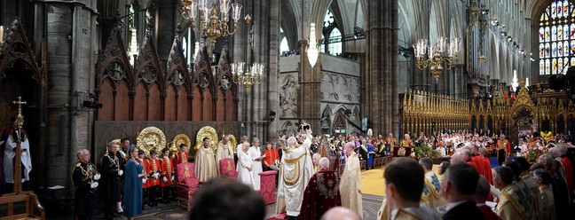 Arcebispo de Canterbury, Justin Welby, coloca a Coroa de Santo Eduardo na cabeça do rei Charles III — Foto: Jonathan Brady / POOL / AFP