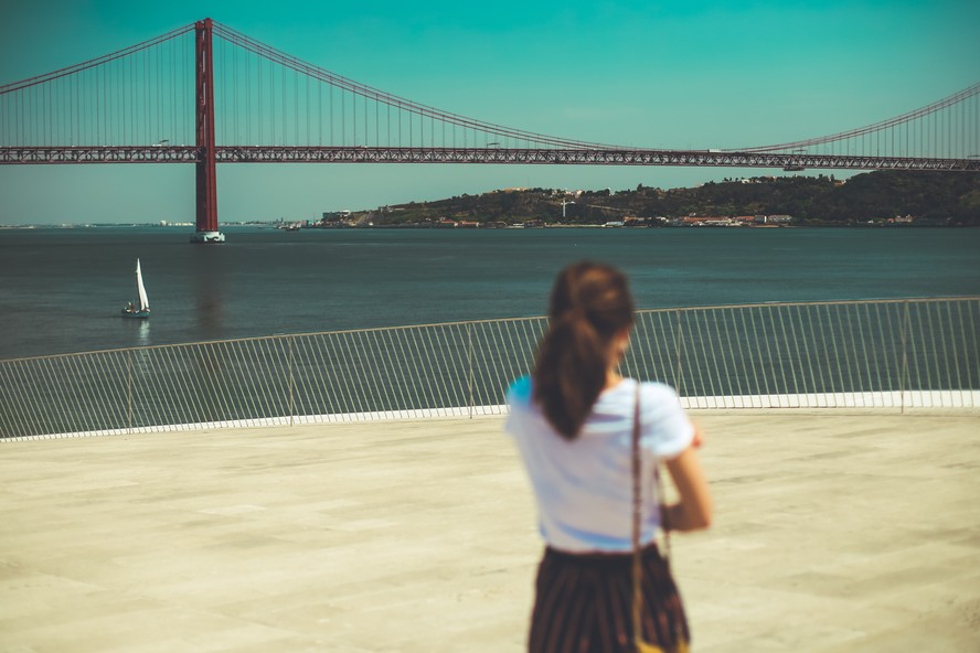 Mulher observa o Rio Tejo, em Lisboa