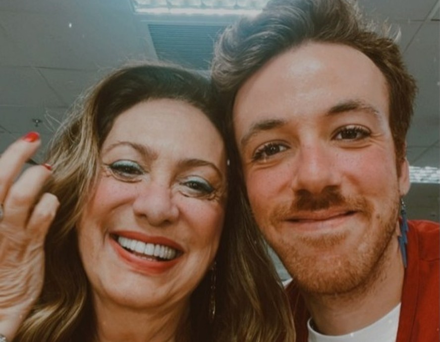 Eliane Giardini e João Côrtes posam nos bastidores das gravações da segunda temporada de “Encantado’s”